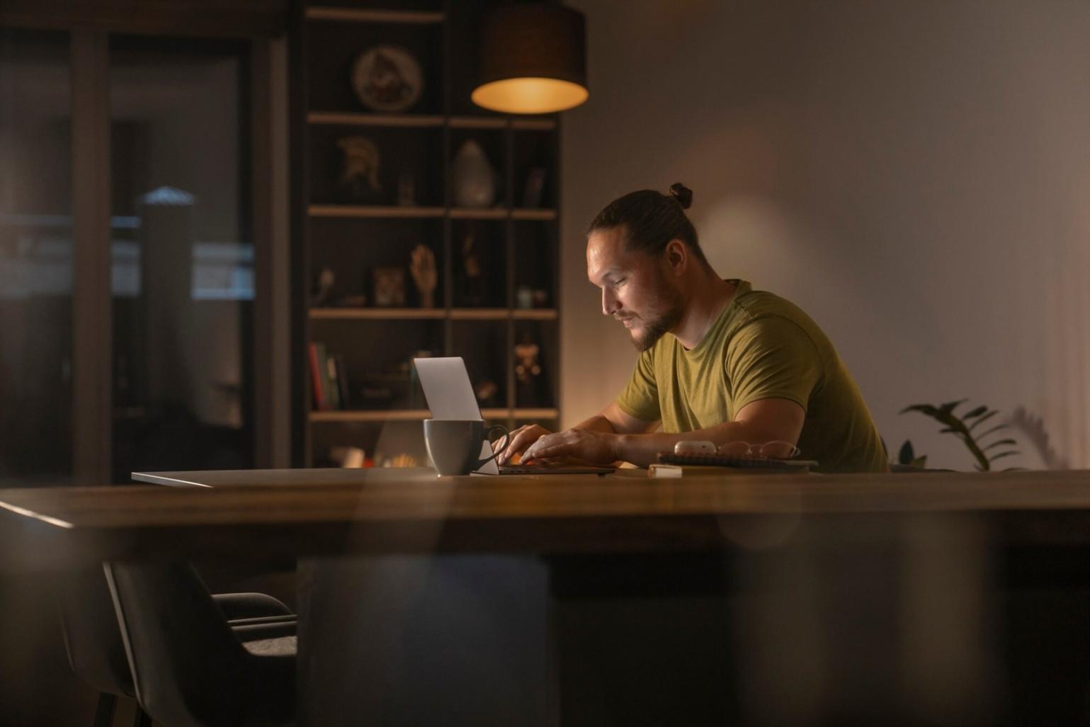 Profesionales analizando datos financieros en oficina moderna